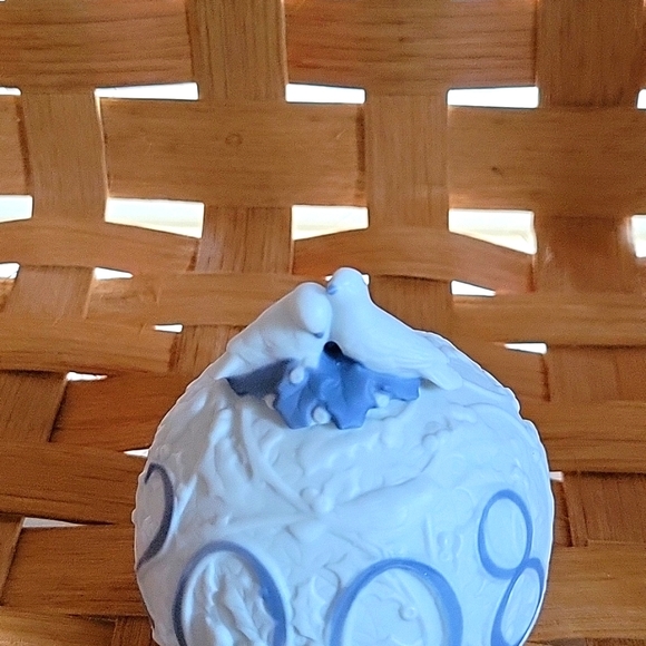 2008 LLADRO CHRISTMAS BALL W/TWO BEAUTIFUL DOVES ON TOP! - Picture 5 of 7